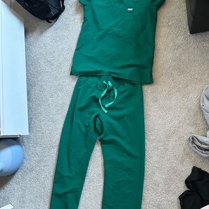 Figs hunter green set size small - worn 2x
